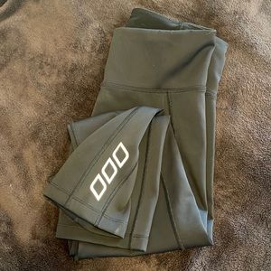 Size Medium Lorna Jane compression 7/8